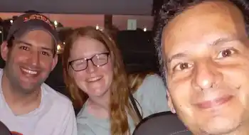 Dario junto a dos viajeros durante un traslado